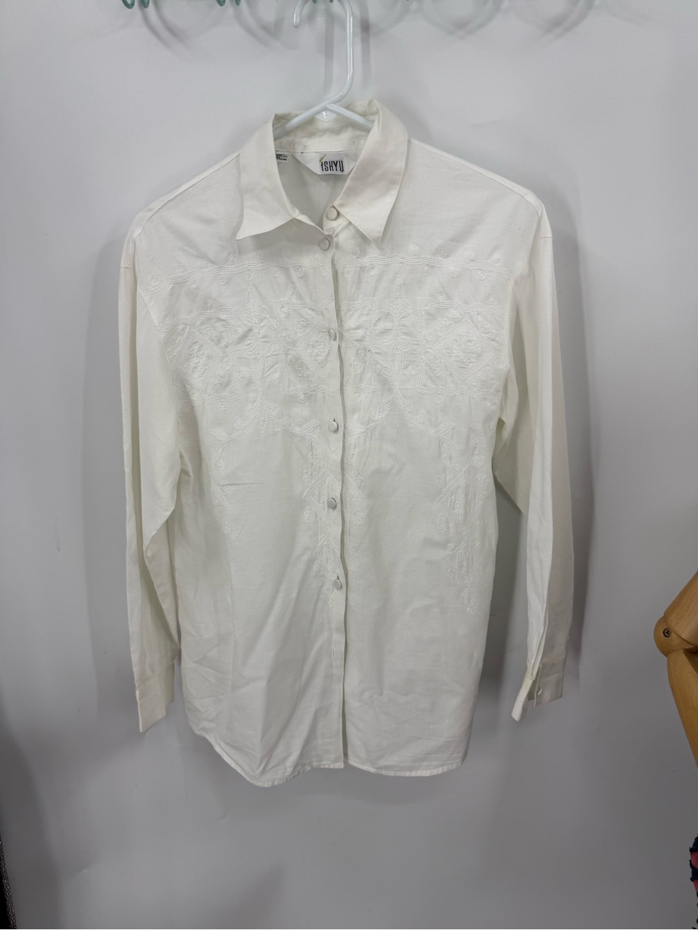 Ishyu vintage women's embroidered white button-up blouse .4